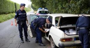 Des policiers aident un véhicule en panne et démantèlent un trafic de stupéfiants
