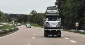 Il empile une Renault Clio et une Peugeot 307 sur sa camionnette, un convoi d'équilibriste capturé