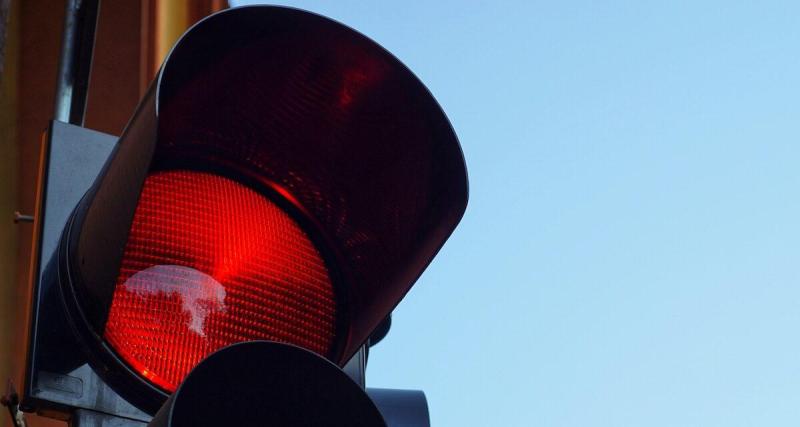  - Un homme activement recherché retrouvé par hasard au milieu de la route alors qu’il bloquait la circulation… une arrestation sans effort !