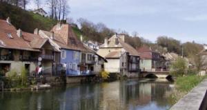 Plutôt que de déposer son véhicule dans un centre pour s'en débarrasser, il le jette dans un canal