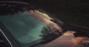 Un voleur brise la vitre d’une voiture pour la dérober, le propriétaire et d’autres témoins s’imposent pour l’arrêter… Il finit par s’en prendre aux gendarmes