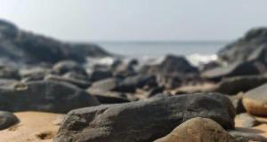 Fatigué, il s’endort dans sa voiture sur la plage : oubliant de serrer le frein à main, la Skoda termine la sieste dans les rochers !