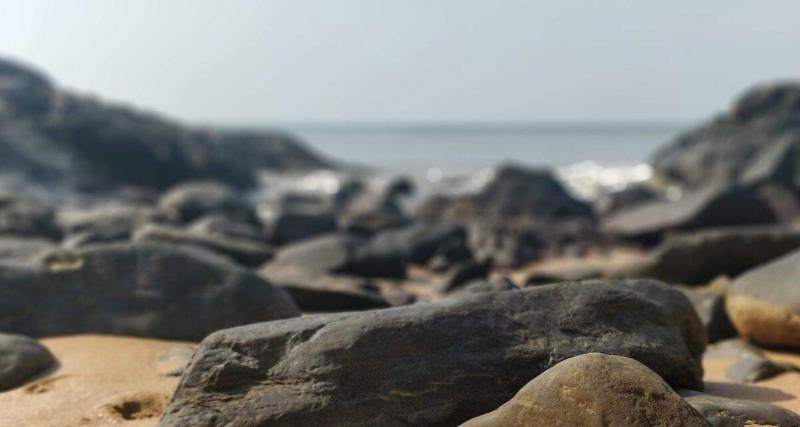  - Fatigué, il s’endort dans sa voiture sur la plage : oubliant de serrer le frein à main, la Skoda termine la sieste dans les rochers !