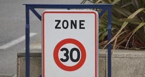 Flashé à 157 km/h en zone 30, un motard intercepté sur sa Yamaha sans assurance