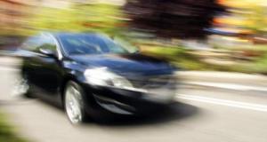 Il se promène à vive allure dans une voiture déclarée volée par son employeur