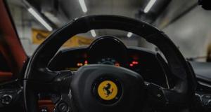 Son charme a trompé le vendeur : elle repart au volant d’une Ferrari flambant neuve à 165 000 € sans payer un centime !