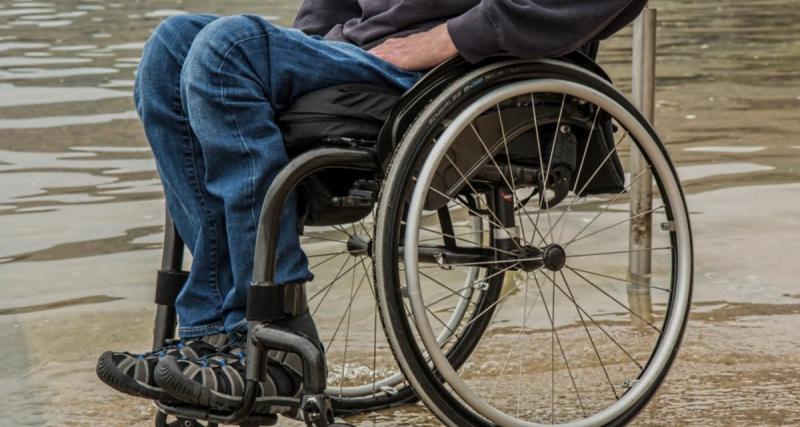  - Renversé en fauteuil roulant, il reçoit en plus de ça une amende