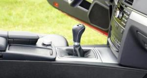 Il se trompe avec la boîte automatique de sa voiture, renverse un piéton et finit sa course dans la cour d’une maison