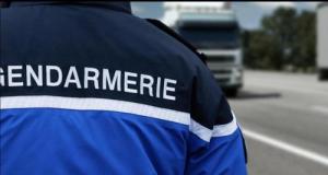 Il sent une odeur suspecte dans sa voiture… et échappe au pire