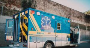 Il perd le contrôle de sa voiture à pleine vitesse et termine dans un fossé : les secours interviennent en urgence