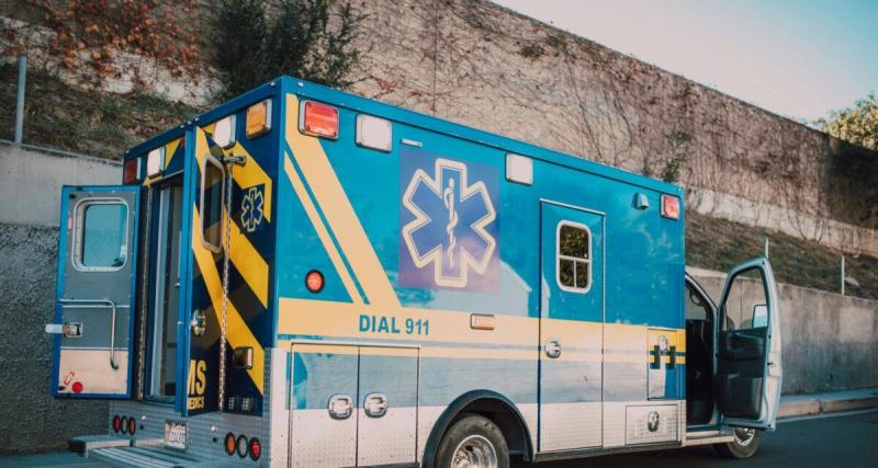  - Il perd le contrôle de sa voiture à pleine vitesse et termine dans un fossé : les secours interviennent en urgence