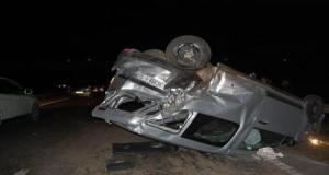 Sortie de route spectaculaire : la voiture termine sur le toit, les passagers miraculés