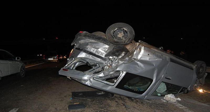  - Sortie de route spectaculaire : la voiture termine sur le toit, les passagers miraculés