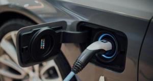 Recharger sa voiture lui a coûté un SMIC : il n’en revient toujours pas