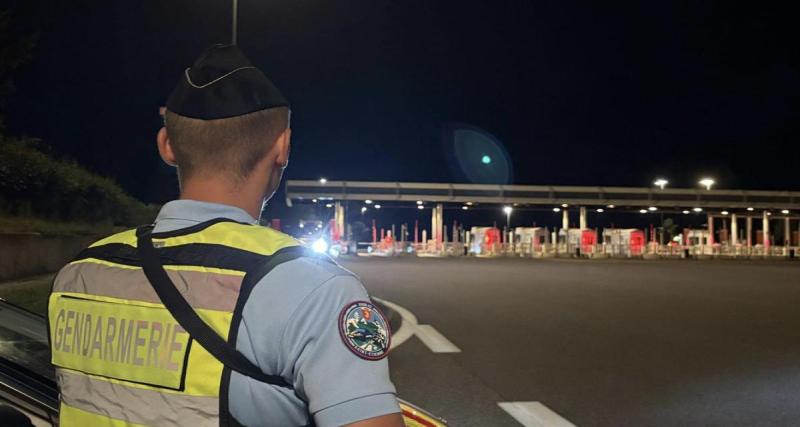  - Chargé comme une mule, il double des policiers à pleine vitesse… Il n’aurait jamais dû