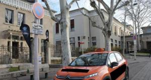 Téléphone à la main, elle conduit une voiture d’auto-école sans permis