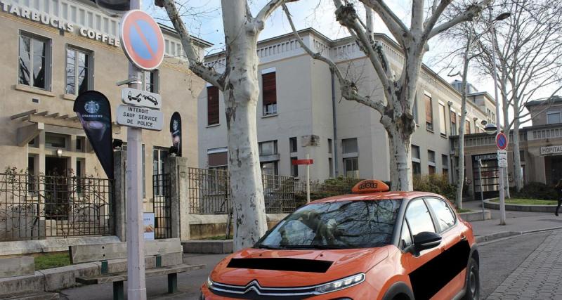  - Téléphone à la main, elle conduit une voiture d’auto-école sans permis