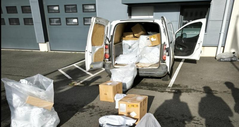  - Elle « emprunte » un fourgon rempli de 160 colis, car il était stationné moteur tournant