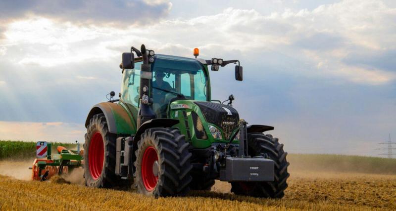  - Il chute dans une rivière avec son tracteur, ce que font les témoins est héroïque