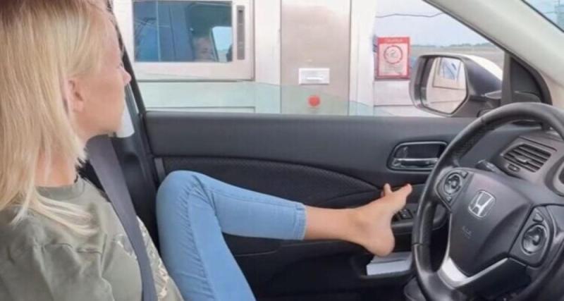  - Vidéo - Née sans bras, elle décroche son permis et conduit avec ses pieds !