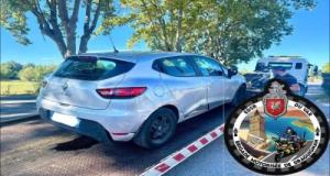 Téléphone à la main, elle conduit une voiture d’auto-école… sans permis : le véhicule envoyé à la fourrière