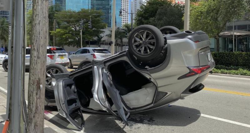  - Une voiture finit sur le toit, la conductrice s'en sort miraculée