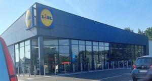 Elle voulait s’entraîner à conduire sur un parking… elle finit dans la vitrine du supermarché Lidl avec son jeune permis !