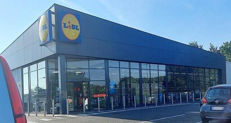  - Elle voulait s’entraîner à conduire sur un parking… elle finit dans la vitrine du supermarché Lidl avec son jeune permis !