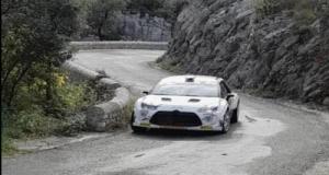 Après un choc à plus de 150 km/h contre un arbre, l’automobiliste s’en sort miraculeusement