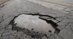 Il sort de sa voiture et tombe dans un trou sur le parking de la gare routière