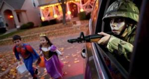 Pour fêter Halloween, il effraie un quartier en brandissant un fusil d’assaut factice