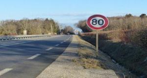 Un panneau 80 km/h maquillé en 90 : une conductrice piégée par une incroyable supercherie !