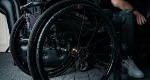 Un homme en situation de handicap se fait voler la roue électrique de son fauteuil pendant une séance de cinéma !