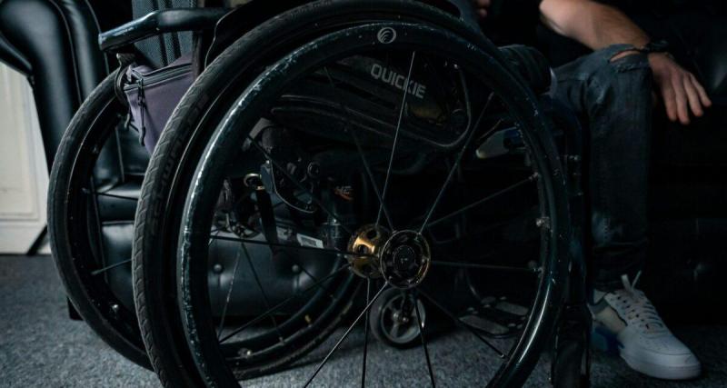 Un homme en situation de handicap se fait voler la roue électrique de son fauteuil pendant une séance de cinéma !