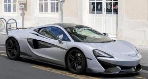 Il vole une Mclaren dans un concessionnaire de luxe mais défonce le portail paniqué