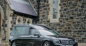 Les gendarmes arrêtent un corbillard lancé à pleine vitesse : la suite dépasse l’entendement