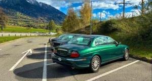 Que font ces trois Jaguar à l'abandon sur une aire de repos d'autoroute ?