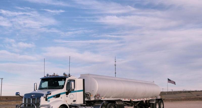  - Ils siphonnent l’essence d’un camion pendant que le chauffeur dort : la police surgit et les embarque