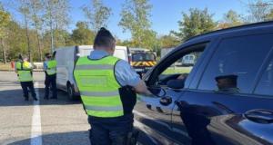 Sous cocaïne et sans permis de conduire, il roulait à 106 km/h dans la voiture de sa mère