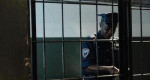 Totalement ivre, il dégrade deux voitures… et découvre les faits en cellule