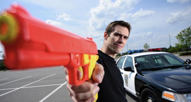  - Il aurait pointé un pistolet factice sur la voiture des policiers, mais est relaxé