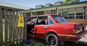 Elle oublie le frein à main, sa voiture finit dans la clôture d’une école