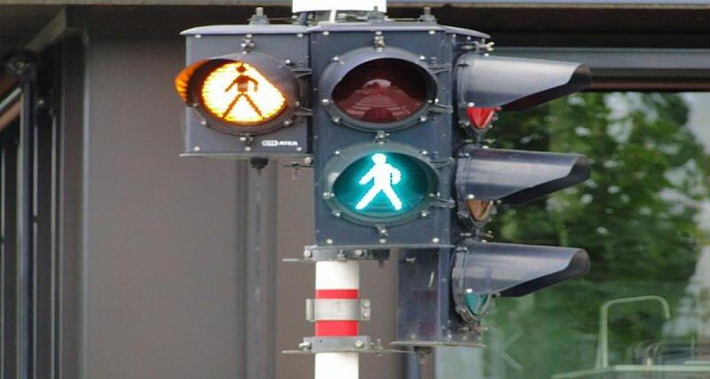  - Sous protoxyde d’azote, elle brûle le feu rouge puis explose une barrière avant de disparaître