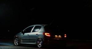 Une automobiliste perd le contrôle, chute dans un ravin… et est sauvée par un simple panneau !