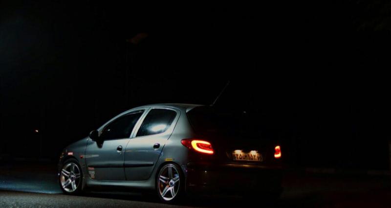  - Une automobiliste perd le contrôle, chute dans un ravin… et est sauvée par un simple panneau !