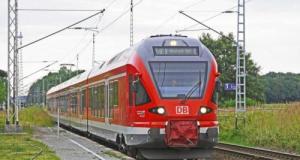 VIDÉO : Un train pulvérise un poids lourd bloqué sur les rails… le chauffeur miraculé !