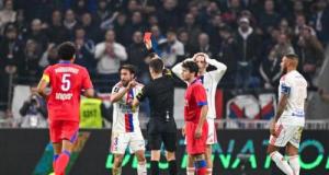 "Pas facile à 11 contre 12" : l'OL crie au scandale arbitral face au PSG