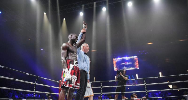  - National 2 : un champion de boxe a donné le coup d’envoi d’un match de la 10e journée