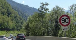 Trompée par un panneau peint à la main, une conductrice se fait flasher en pensant rouler à la bonne vitesse