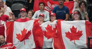 Un retourné acrobatique dans une pelouse recouverte de neige, but totalement dingue au Canada